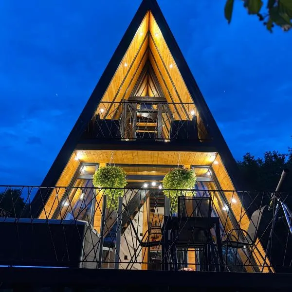 A-Frame Luxury House Near Travnik With Hot Tub，位于特拉夫尼克的酒店