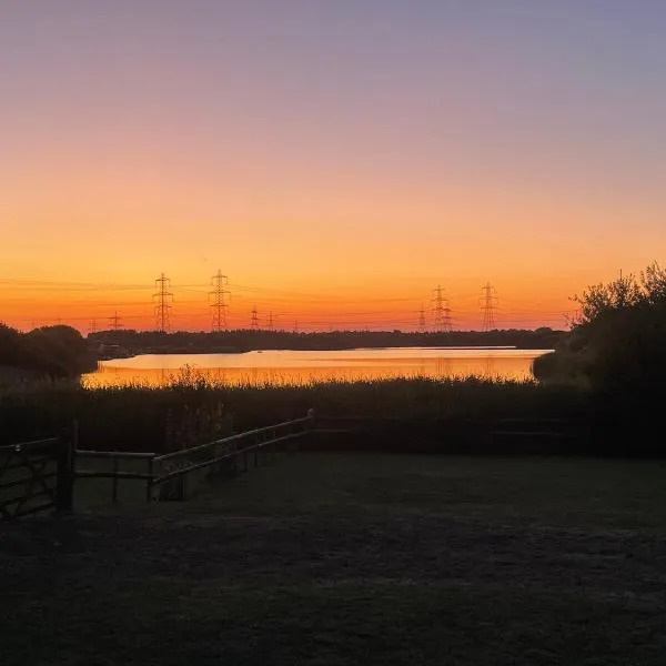 Lake View Suite, Romney Marsh，位于Lydd的酒店