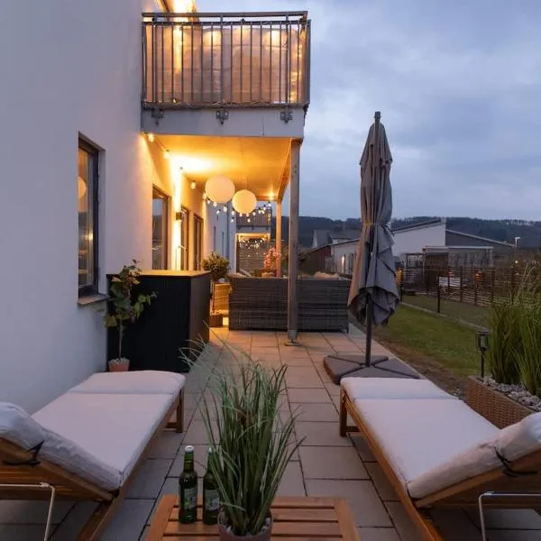 Earthy Ground Floor Home with Patio Sunbeds Greenery，位于巴斯塔德的酒店