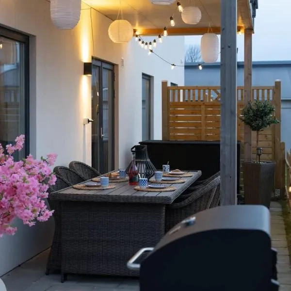 Bright Ground Floor Corner Home with Cozy Outdoor，位于巴斯塔德的酒店