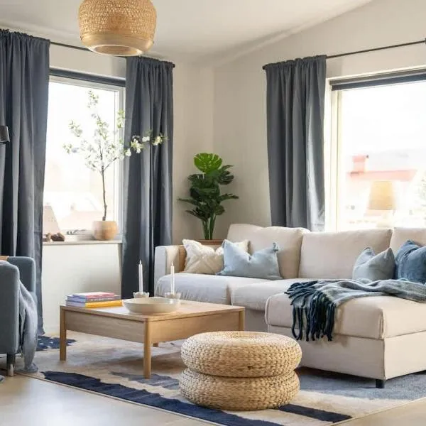 Modern Beachy Home with Terrace Charm First Floor，位于巴斯塔德的酒店