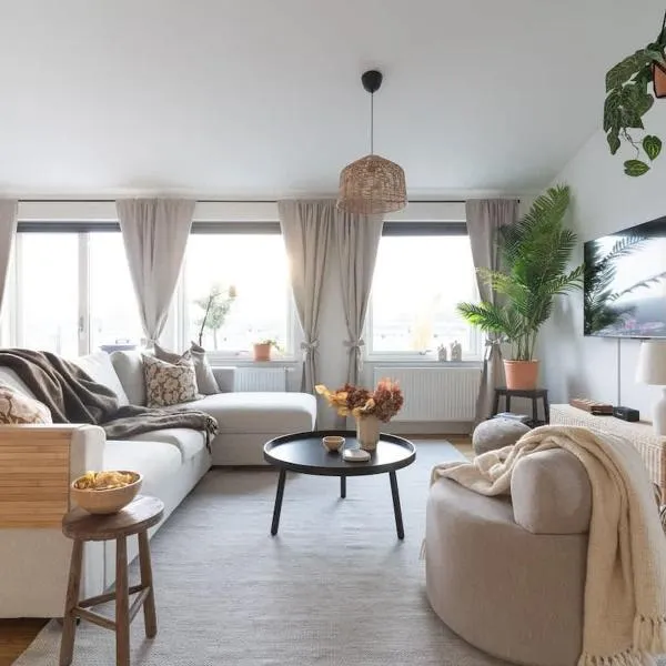 Spacious Home with Workspace and Cozy Balcony，位于巴斯塔德的酒店