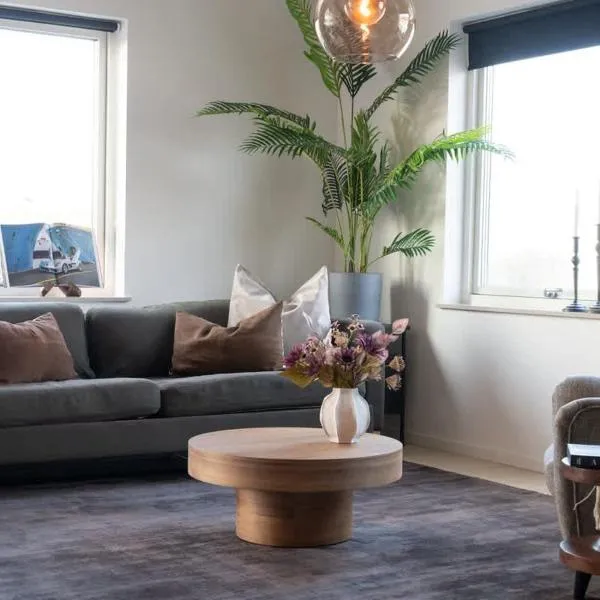 Chocolaty Warmth Home 3BR Flat with Cozy Balcony，位于巴斯塔德的酒店