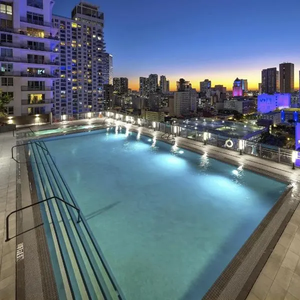 High-Rise Luxury Condo in Downtown Miami with Balcony & Ocean Views，位于迈阿密的酒店