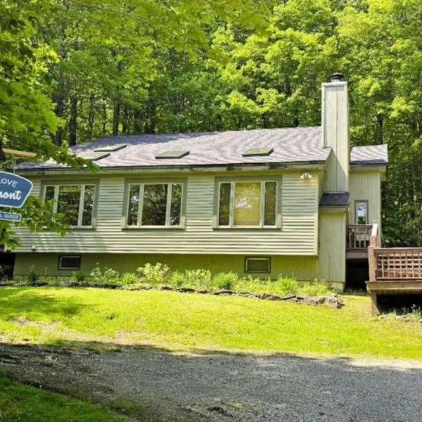 Wine Moose w Hot tub Fireplace Sauna 9min to Mt Snow，位于Dover的酒店