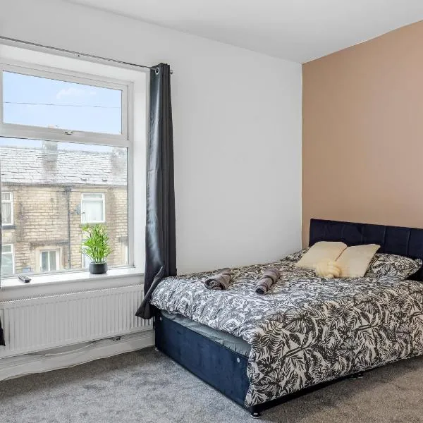 Unique 3 Bedrooms, 3 Ensuite, FREE WiFi, Private Parking，位于Tottington的酒店