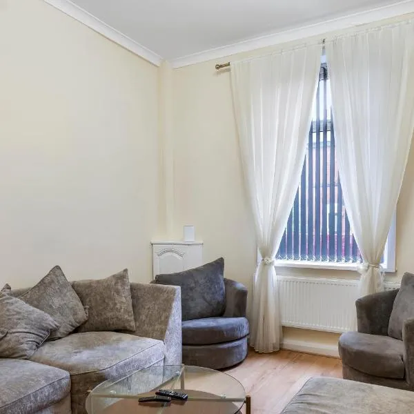 Relax in Comfort 3BR Home for 6 with Full Kitchen, Lounge, Large Bath，位于贝里的酒店