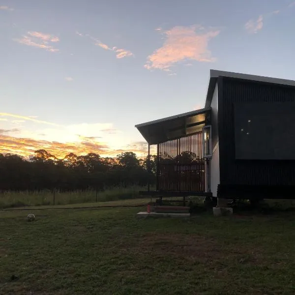Bee Farm Off-Grid Tiny Home Stay，位于Tamaree的酒店
