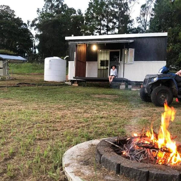 Bee Farm Off-Grid Tiny Home Stay，位于Tamaree的酒店
