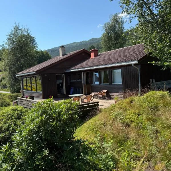 4 bedroom room House in Beautiful Strandebarm，位于Kvam的酒店