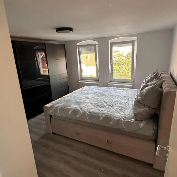 Stadtnahe Dachgeschosswohnung，位于Fuldatal的酒店