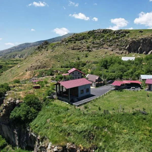 Guesthouse by the river，位于Kʼaghsi的酒店