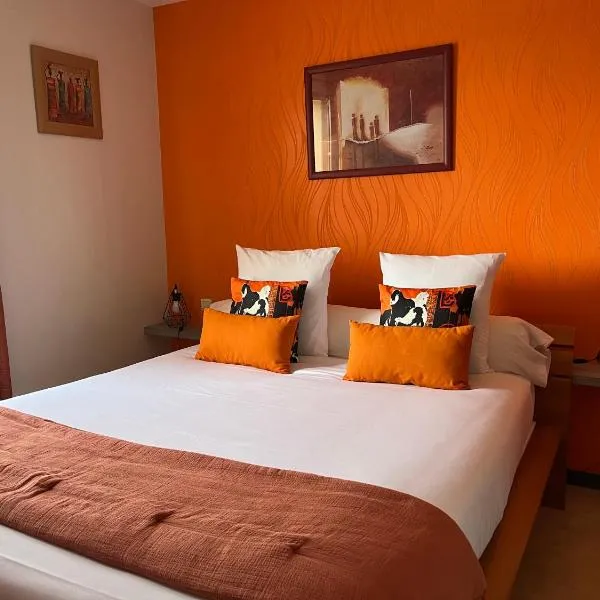 Logis hôtel Les Confins du perche，位于于讷河畔索镇的酒店