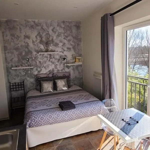 LE STARLIGHT Studio douillet vue panoramique rivière d'Ain，位于Saint-Maurice-de-Gourdans的酒店