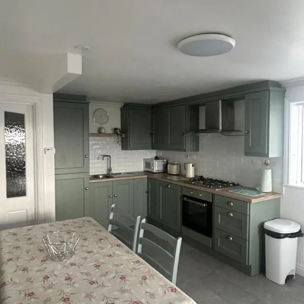 Sea View Apartment，位于Bun na Leaca的酒店