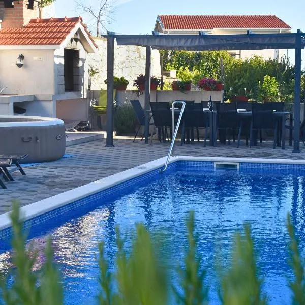 Villa in Podstrana with large outside swimming pool & hot tub for 14 people，位于珀德垂那的酒店
