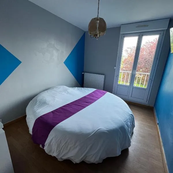Chambre avec lit rond insolite proche gare TGV，位于Lamballe Armor的酒店