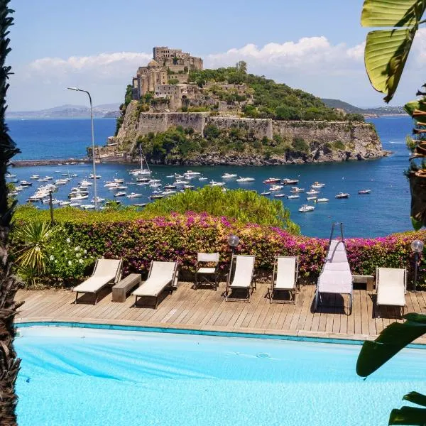 Villa Massimo Cartaromana with wide pool and view on the Castle，位于伊斯基亚的酒店
