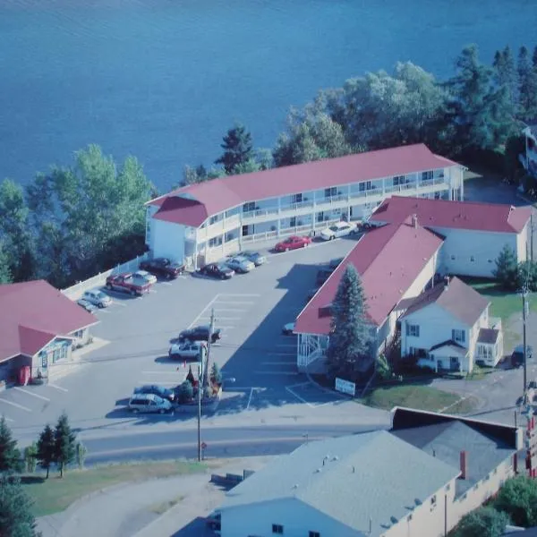 山顶餐厅汽车旅馆，位于Saint Leonard的酒店