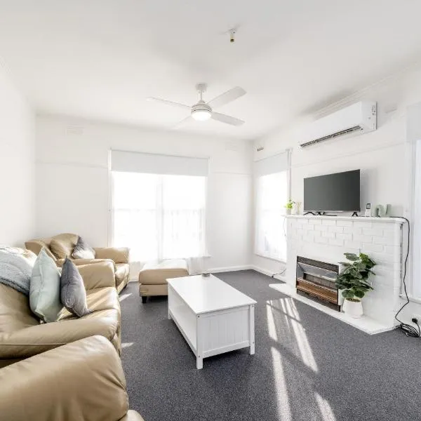 Lil beauty Nth Central near Hosp 3BR Reno w ample parking and Wifi，位于谢珀顿的酒店