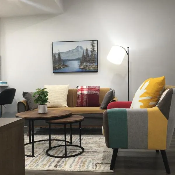 Almost Heaven - Cozy 2BDRM APT near Heritage Park,Spruce Meadows & Banff-SW Calgary，位于卡尔加里的酒店