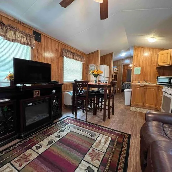 Waterfall Rush Tiny Home on River，位于科斯比的酒店