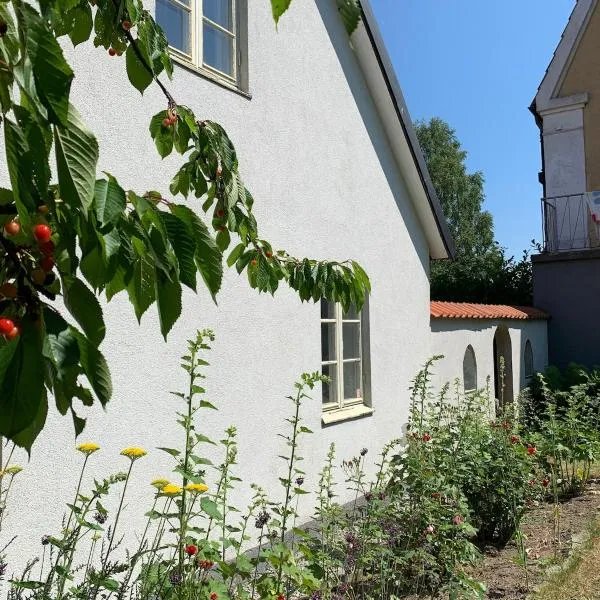 Charming holiday home in the middle of Kivik，位于奇维克的酒店