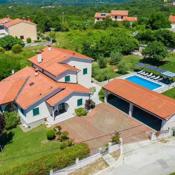 Holiday House OLIVE GROVE with pool and garden，位于拉宾的酒店