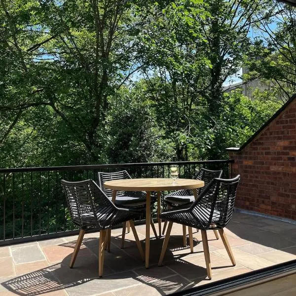Durham City Centre Hideaway - Terrace with View & Parking，位于杜伦的酒店