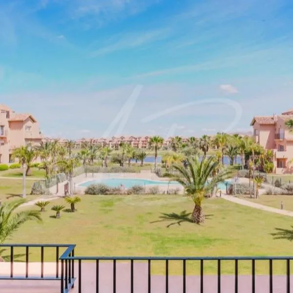 Luxury Renovated Apartment Stunning Views Pool and Golf resort 5star，位于托雷帕切科的酒店