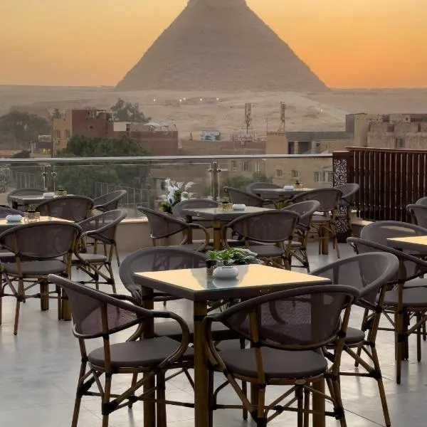 AKHNATON Pyramids View Hotel With Rooftop Access & free airport pickup，位于开罗的酒店