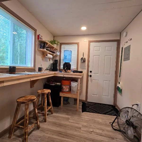 Highway HotTub Hideaway Bunkbed sleeps two,位于托克的酒店