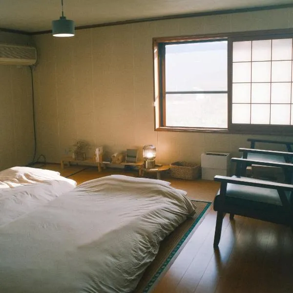 泊まれる本屋 まるとしかく，位于Mima的酒店