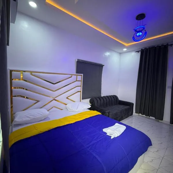 Private Fully Serviced Studio Apartment At Ogudu, 15 mins to the Airport，位于拉各斯的酒店