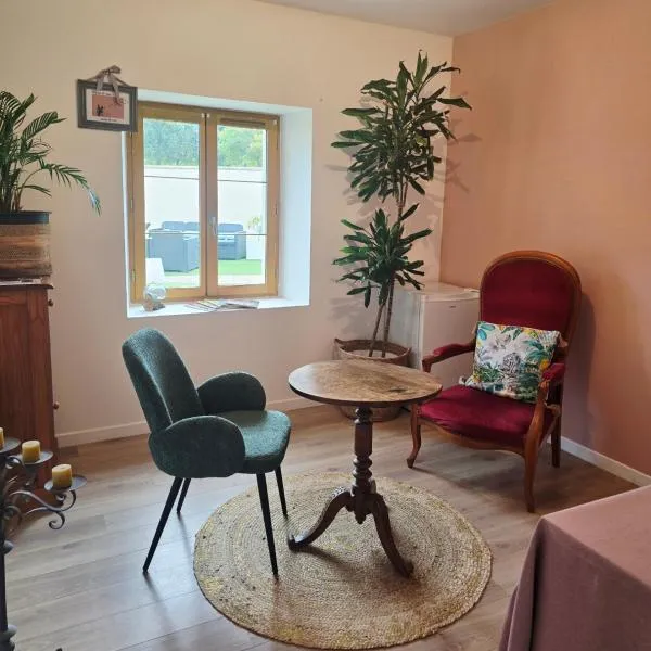 La Maison des Oiseaux，位于Crouzilles的酒店