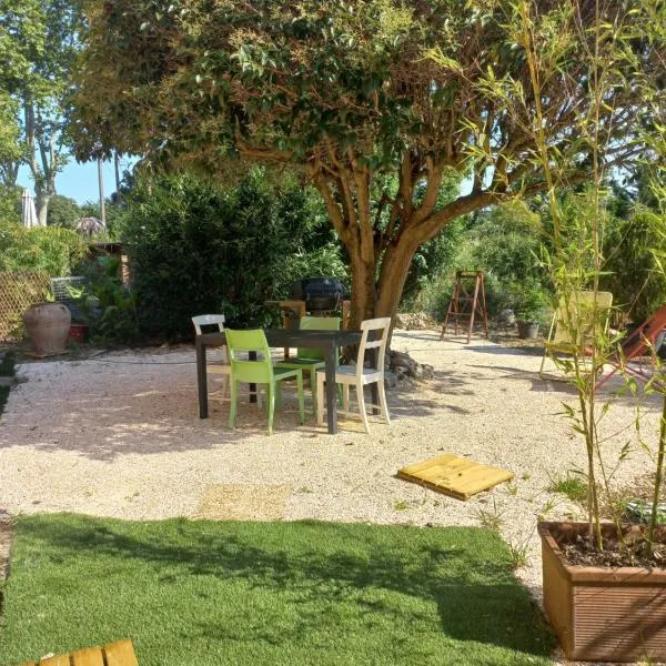 Logement 2 personnes cosy avec petit jardin，位于塞雷的酒店