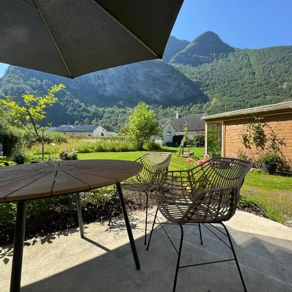 Flåm Tinyhouse with a Waterfall View，位于弗洛姆的酒店