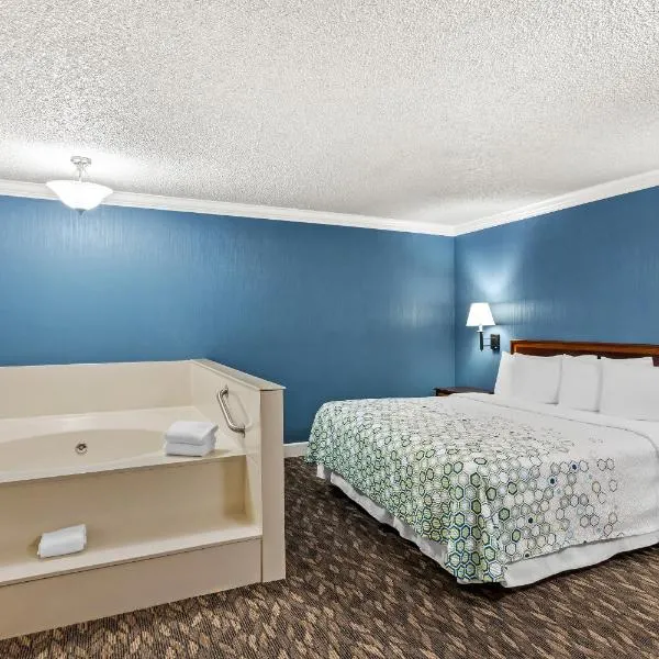 HomeTowne Studios by Red Roof Yuba City Bonanza - Marysville，位于尤巴城的酒店