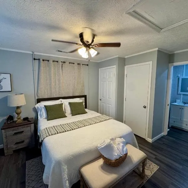 Furnished 1 Bedroom Home Away from Home Near UT and Downtown，位于诺克斯维尔的酒店