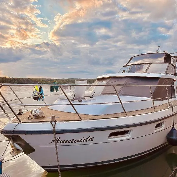 TraumZeitBoot Amavida Yacht auf dem Scharmützelsee Bad Saarow，位于巴特萨罗皮斯库夫的酒店