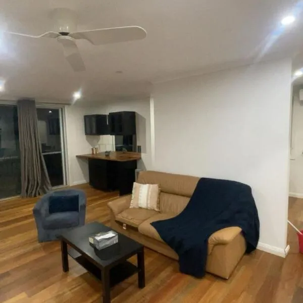Modern 3BR home, Close to parliament , Canberra，位于Griffith的酒店