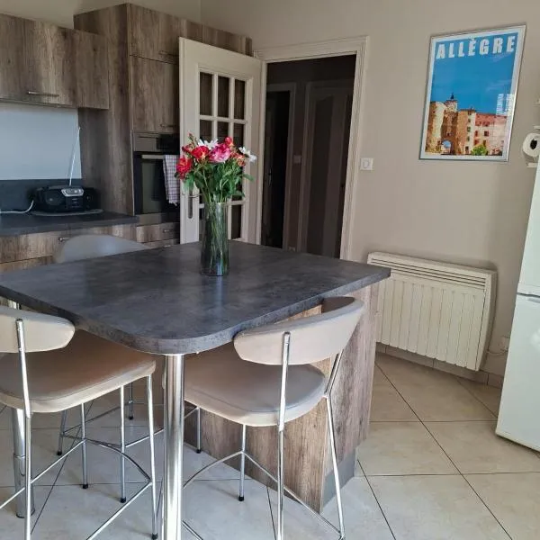 Maison à louer à Allègre，位于阿莱格尔的酒店