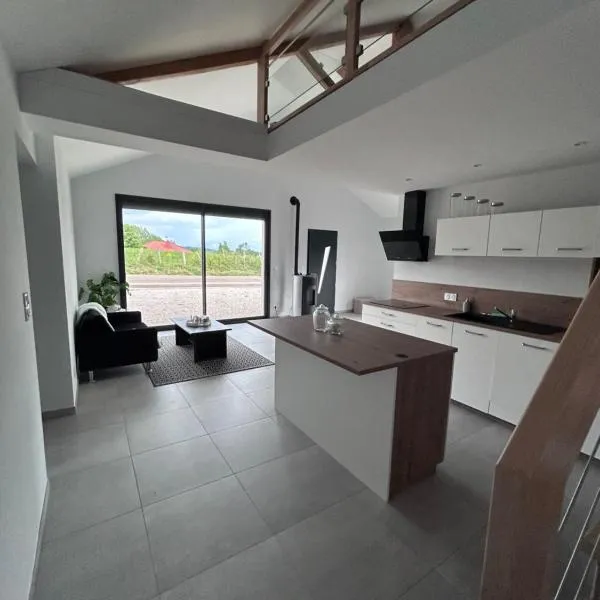 Maison indépendante avec terrasse，位于Fraroz的酒店