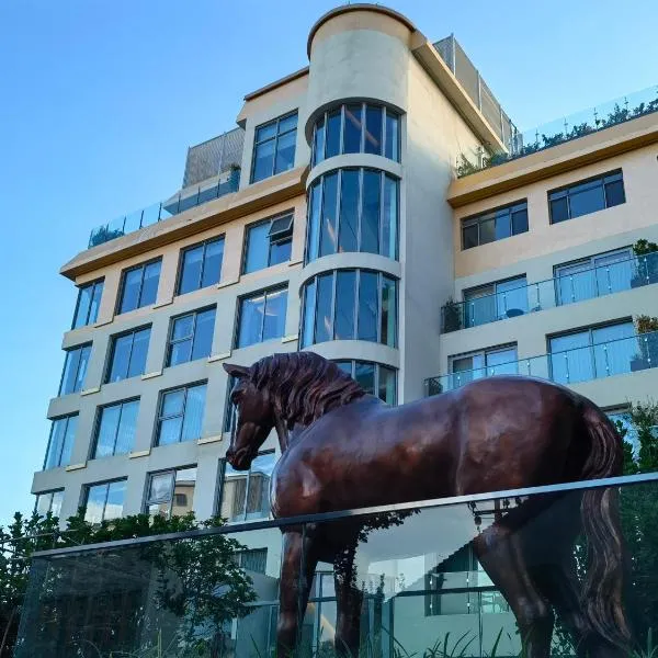 The Purple Horse Hotel 北京紫龙花园酒店 - Beijing Sky Garden Boutique Hotel & Rooftop Infinity Mini Pool & near Forbidden City & Wangfujing & Tiananmen & Nanluoguxiang & Lama Temple，位于北京的酒店