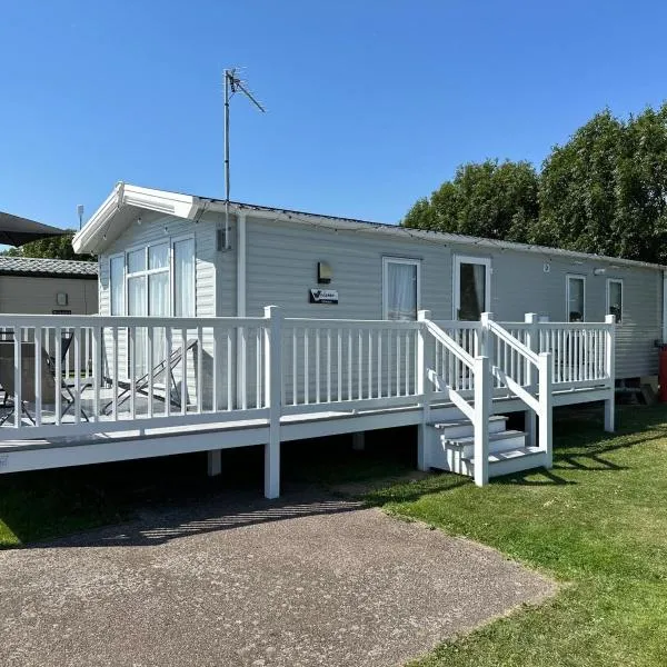 Your Seaside Escape at St Osyth Modern caravan with decking and wifi and parking Nr to Clacton on Sea，位于Saint Osyth的酒店