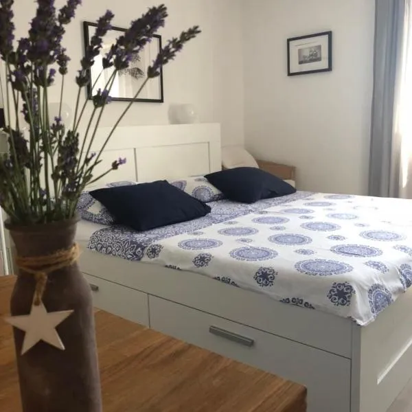 Tiny House for Two in Martinscica - Cres Island，位于马丁斯契卡的酒店