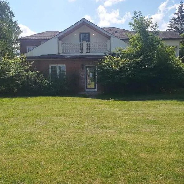 Waterfront Hideaway Private Suite-King bed room，位于Tottenham的酒店