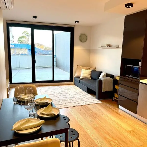 Modern 2 Bed 2 Bath Apartment with Parking opposite Westfield Doncaster，位于唐卡斯特的酒店