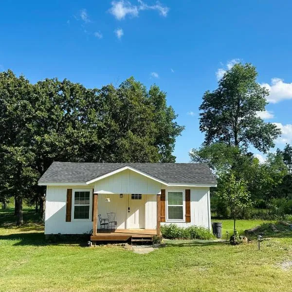 The Birds Nest - Cozy Cabin w Hot Tub，位于Sand Springs的酒店