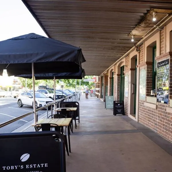 THE FED AND BED TEMORA，位于Temora的酒店